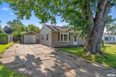 7211 Cedar St, Davenport, IA 52806 - photo 2
