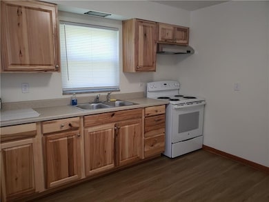 Spacious Eat-in Kitchen~