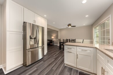 311 Ridgefield Ln, Naperville, IL 60565 - photo 2