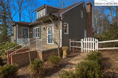 Great town house w/wonderful curb appeal in a swee