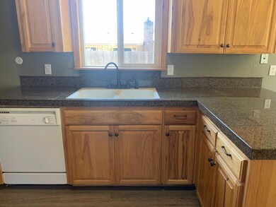 909 SW Spruce St, Grants Pass, OR 97526 - photo 3