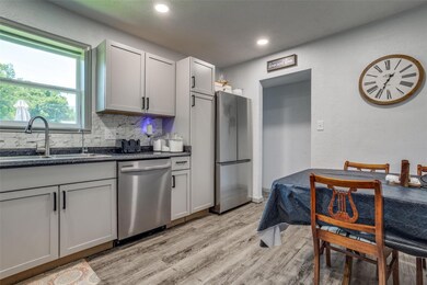 121 Leslie St, Bonham, TX 75418 - photo 6