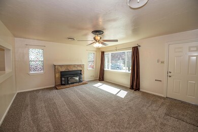 2493 Waldon St, Redding, CA 96001 - photo 3