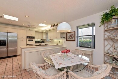 06_6572EPointePine_191001_KitchenBreakfa