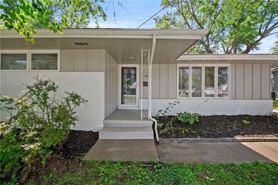 4132 E 10th St, Des Moines, IA 50313 - photo 3