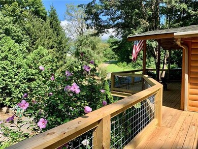 Brand new deck with mountain views!