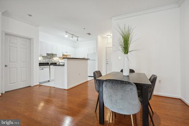 11352 Aristotle Dr unit 7-105, Fairfax, VA 22030 - photo 3