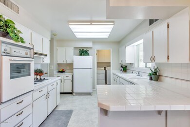 10417 W Kingswood Cir-large-009-015-Kitc