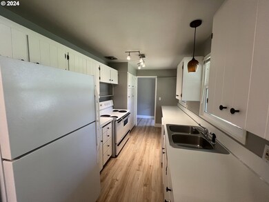 1725 SW Hicrest Ave, Portland, OR 97225 - photo 5