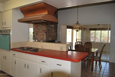 Kitchen with breakfast bar