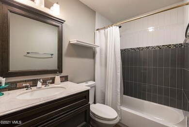 212_eagle_rd_interior_bath02
