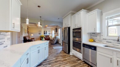 Newly updated Kitchen w/ Quartz Countertop