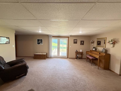 610 E Maple St, Sutton, NE 68979 - photo 4