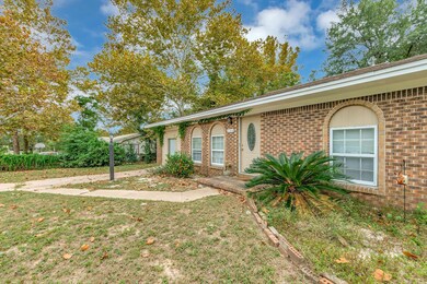 5_f8_208ForrestPkwy_005