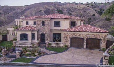  A blend of Mediterranean and Tuscan architecture 