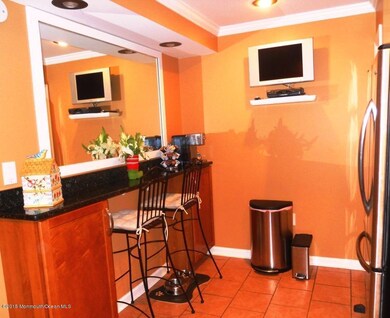 Fiddler Eat in kitchen