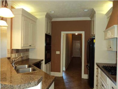 Kitchen w/granite tile counter tops