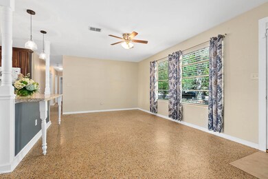 610 Roma St-17