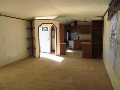 91 Comanche living room west