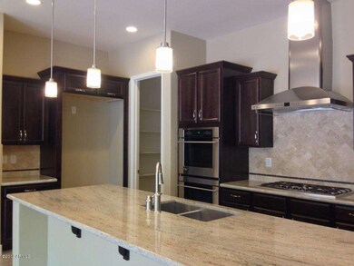 4) Gourmet Kitchen w double ovens