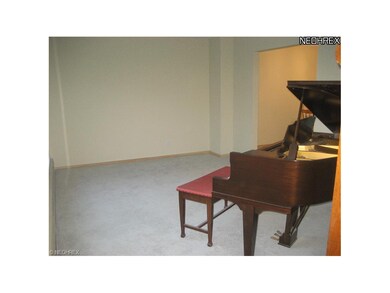 Living room, the piano does not stay.