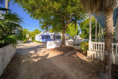 6-724 Olivia St-03