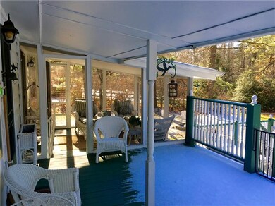The partially covered upper deck is 11x17 with a d