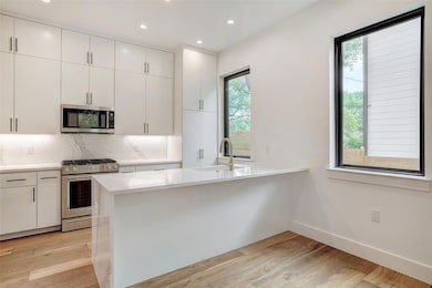 Kitchen with appliances with stainless steel fini