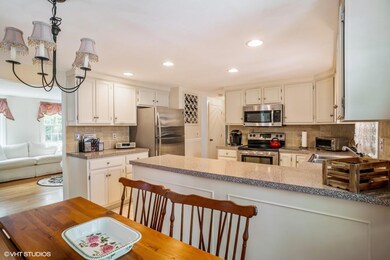 05_184WaltonHeathWay_92001_KitchenDining
