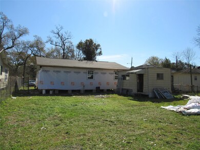 7235 Farnsworth St, Houston, TX 77022 - photo 5