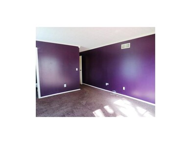 Large master bedroom w/walk in closet and full bat