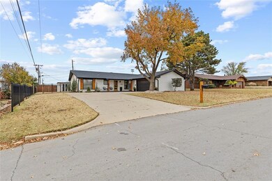 1204 Camelot Dr, Clinton, OK 73601 - photo 3