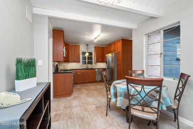 Dining or desk 2732 N Gill Av 85719