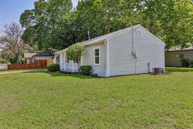 701 S Howeth St, Gainesville, TX 76240 - photo 3