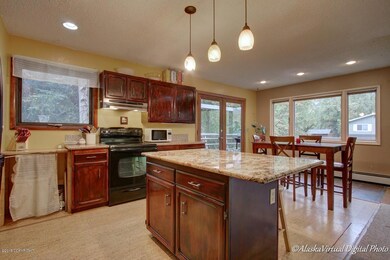 Kitchen w/breakfast bar