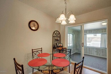 Dining area (13)