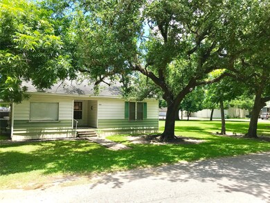 1513 11th St, Bay City, TX 77414 - photo 2