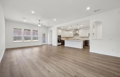Airy gathering room*real home pictured