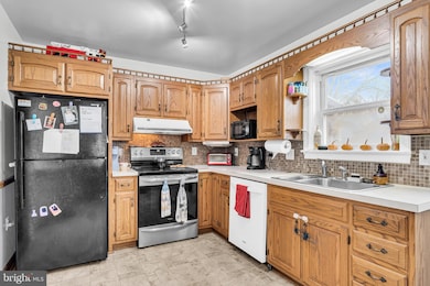 227 Locust St, New Holland, PA 17557 - photo 5