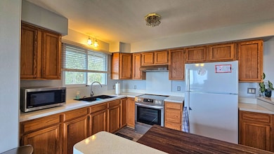 Bright, open kitchen with lots of solid wood cabinets—plenty space for all your ono local grinds and big ‘ohana meals! Windows offer beautiful garden views while you cook, bringing in that Hawaii sunshine every day.