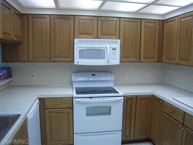 2246 Mapleton St NE unit 112, Grand Rapids, MI 49505 - photo 2