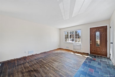 1029 N Niagara Ave, Lindenhurst, NY 11757 - photo 2