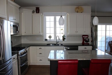 1070 Manor Dr, Mountain Top, PA 18707 - photo 2