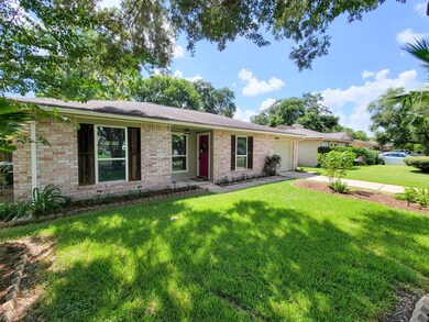 16638 Forest Bend Ave, Friendswood, TX 77546 - photo 4