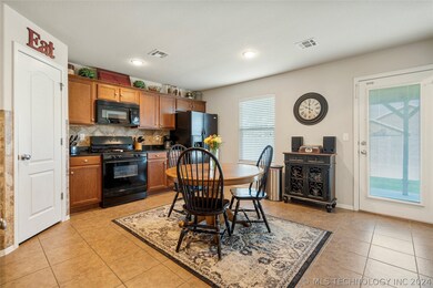 Large eat-in granite kitchen