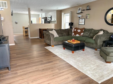 481 Wellsleyglen Dr, Columbus, OH 43207 - photo 3