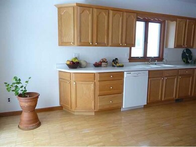 Kitchen A NICE TABLE AND CHAIRS WOULD FIT IN HERE*