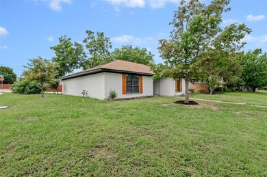 View of front of house featuring a front yard