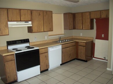 1011 Stoneleigh Ct, Tomball, TX 77375 - photo 4