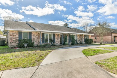 313 W Castle Harbour Dr, Friendswood, TX 77546 - photo 2
